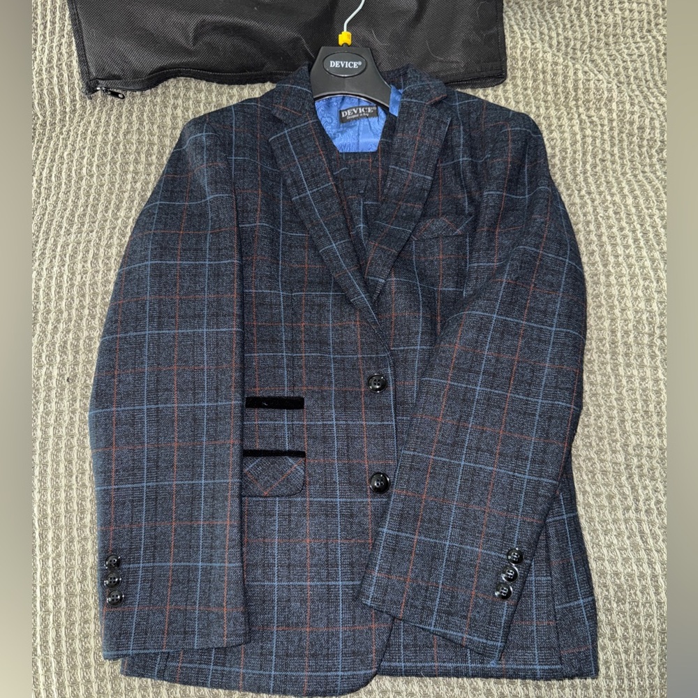 New with tags! Boys 3-piece navy blue suit from device